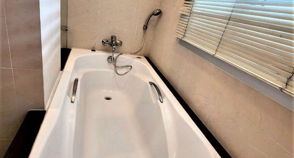 For rent 3 bedrooms condo in Sathon, Bangkok