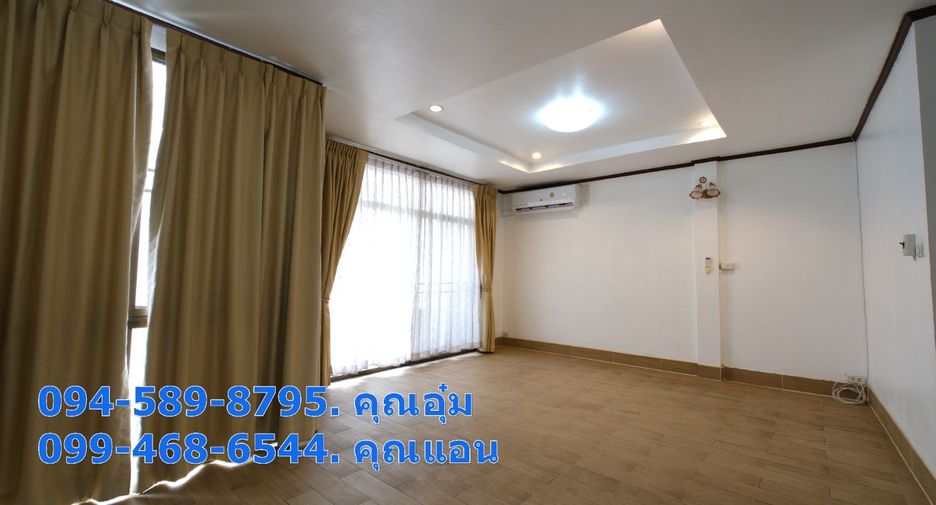 For rent 3 bedrooms townhouse in Khlong Toei, Bangkok