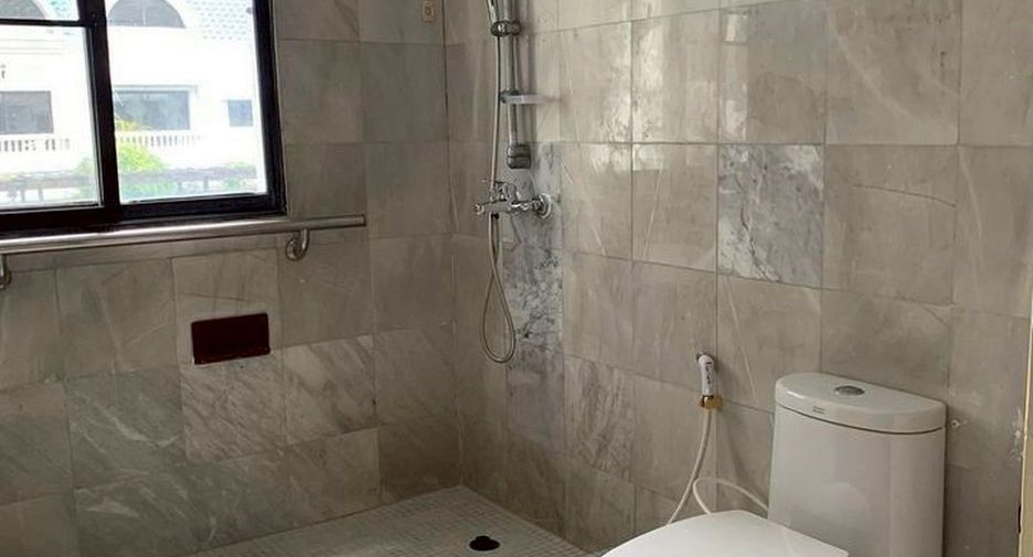 For rent 3 bedrooms condo in Watthana, Bangkok