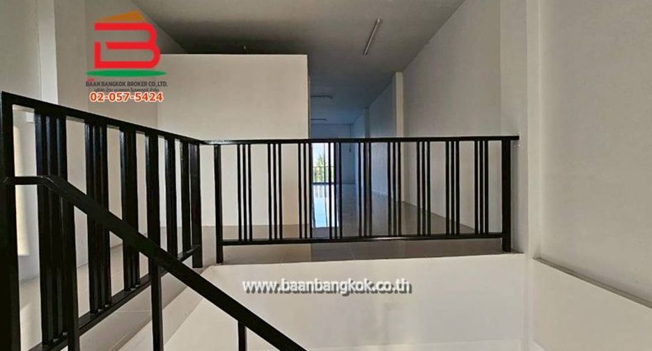 Gewerbefläche zur Miete und zum Kauf mit 2 Zimmer in Sam Phran, Nakhon Pathom