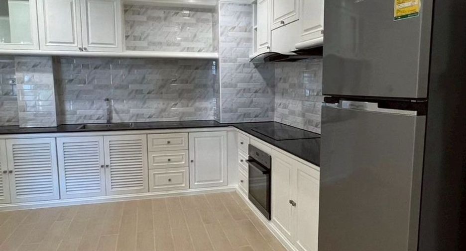 For rent 3 bedrooms condo in Khlong Toei, Bangkok