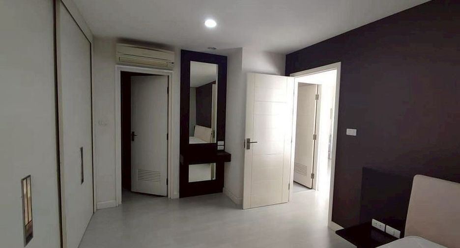For rent 2 bedrooms condo in Khlong San, Bangkok