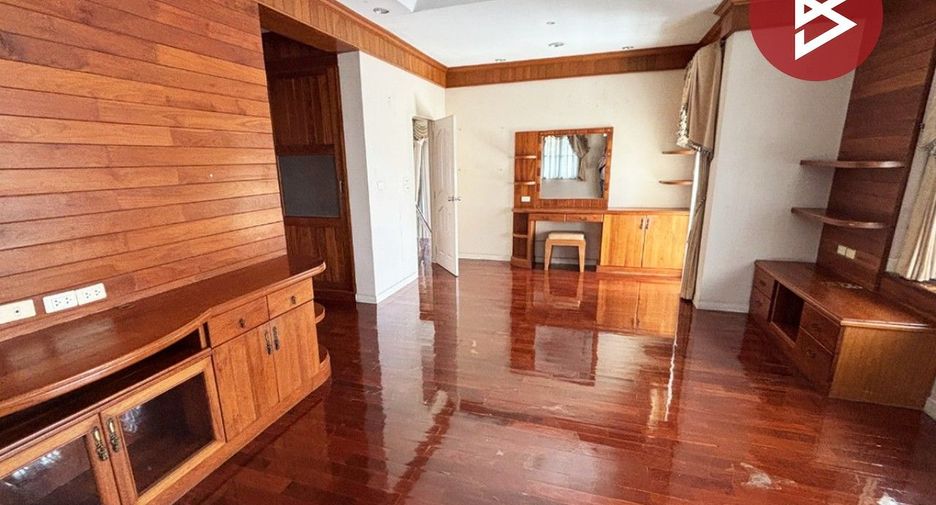 For sale 4 bedrooms house in Khlong Sam Wa, Bangkok