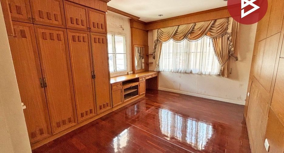 For sale 4 bedrooms house in Khlong Sam Wa, Bangkok