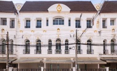 À vendre 4 chambres maison de ville à Yan Nawa, Bangkok