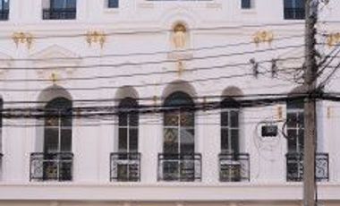 À vendre 4 chambres maison de ville à Yan Nawa, Bangkok