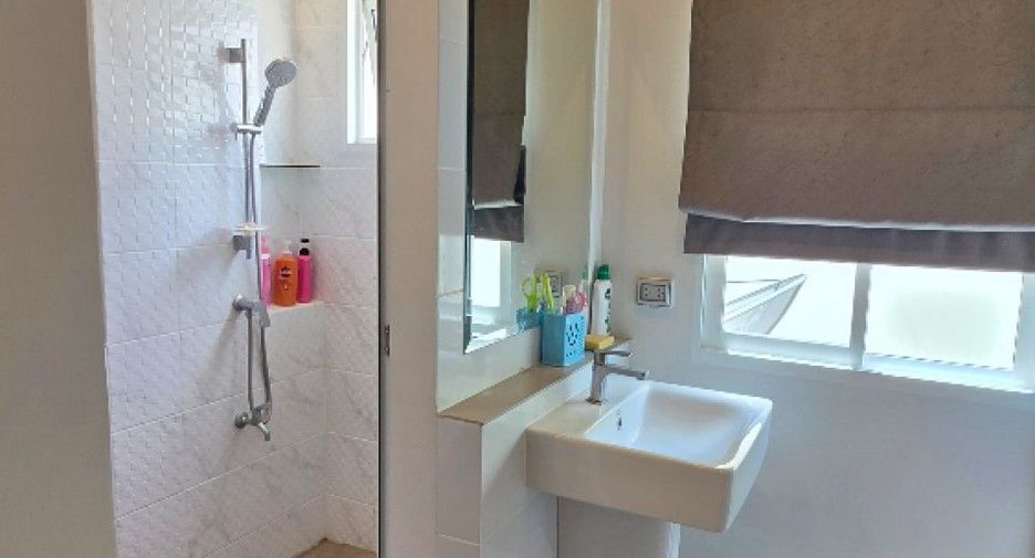 For sale 4 bedrooms townhouse in Mueang Samut Sakhon, Samut Sakhon