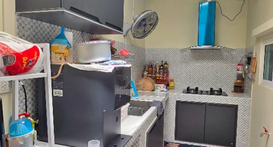 For sale 4 bedrooms townhouse in Mueang Samut Sakhon, Samut Sakhon
