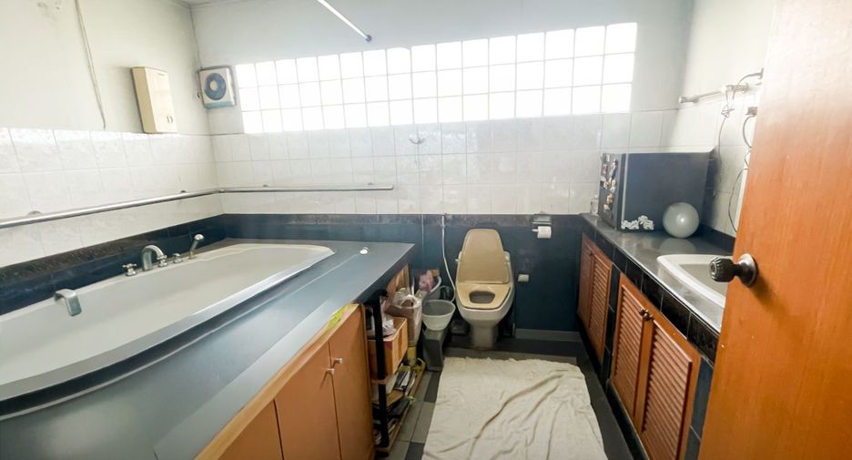 For sale 5 bedrooms house in Chatuchak, Bangkok