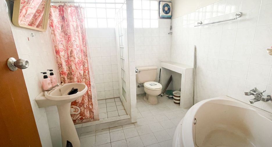For sale 5 bedrooms house in Chatuchak, Bangkok