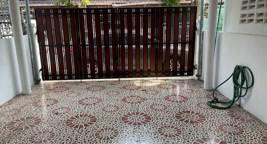 For rent 2 bedrooms townhouse in Huai Khwang, Bangkok