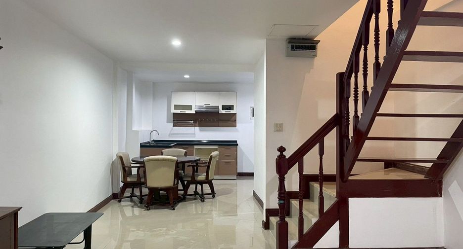 For rent 2 bedrooms townhouse in Huai Khwang, Bangkok
