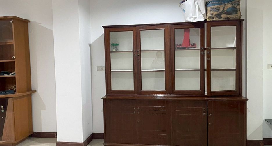 For rent 2 bedrooms townhouse in Huai Khwang, Bangkok