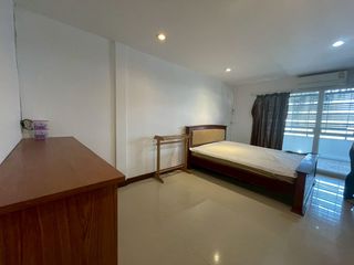 Reihenhaus zur Miete mit 2 Zimmer in Huai Khwang, Bangkok