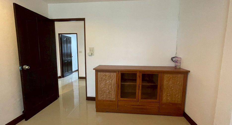 For rent 2 bedrooms townhouse in Huai Khwang, Bangkok