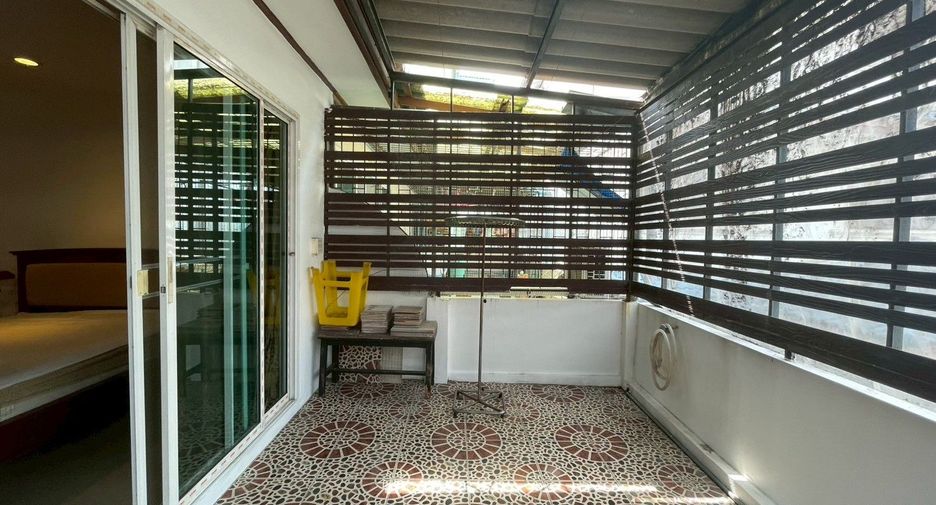 For rent 2 bedrooms townhouse in Huai Khwang, Bangkok