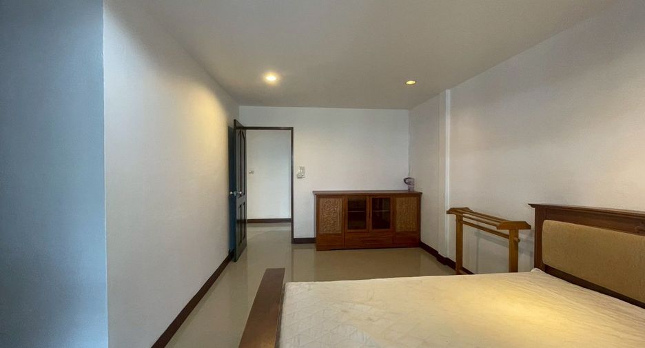 For rent 2 bedrooms townhouse in Huai Khwang, Bangkok