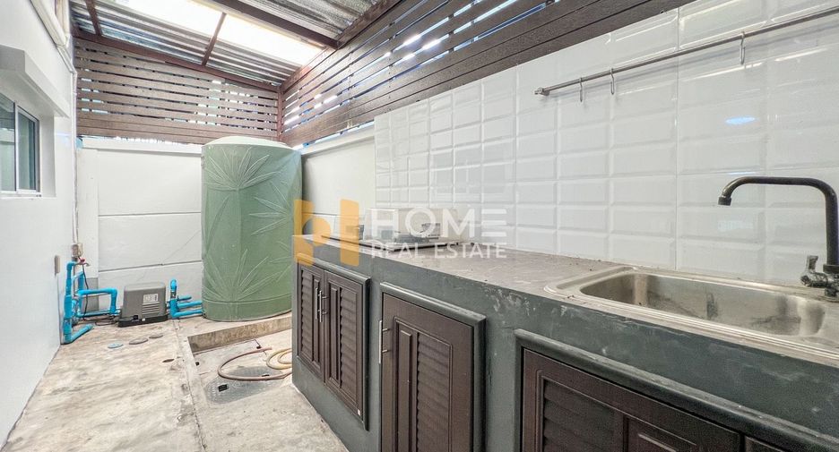 For sale 3 bedrooms townhouse in Bang Kapi, Bangkok