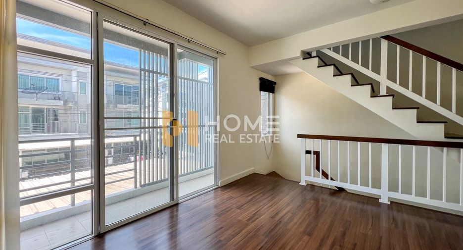 For sale 3 bedrooms townhouse in Bang Kapi, Bangkok