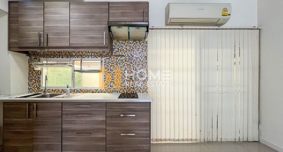 For sale 3 bedrooms townhouse in Bang Kapi, Bangkok
