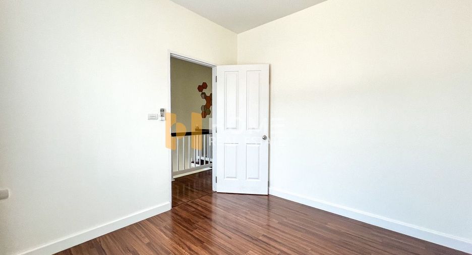 For sale 3 bedrooms townhouse in Bang Kapi, Bangkok