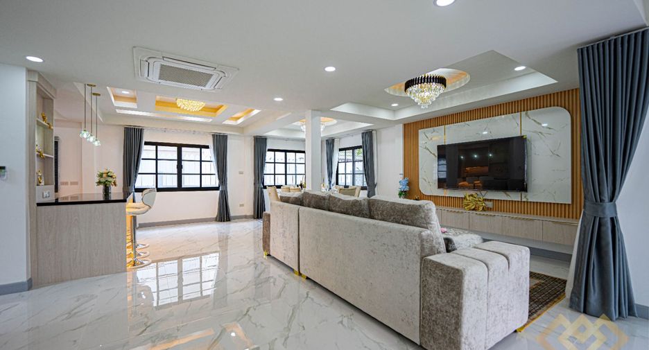 For sale 4 bedrooms house in East Pattaya, Pattaya