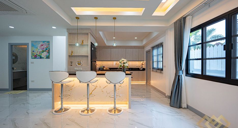 For sale 4 bedrooms house in East Pattaya, Pattaya