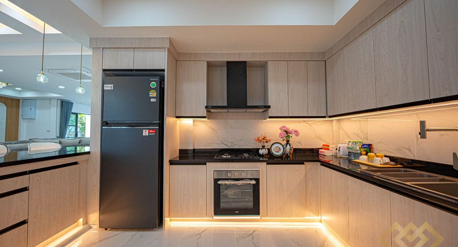 For sale 4 bedrooms house in East Pattaya, Pattaya