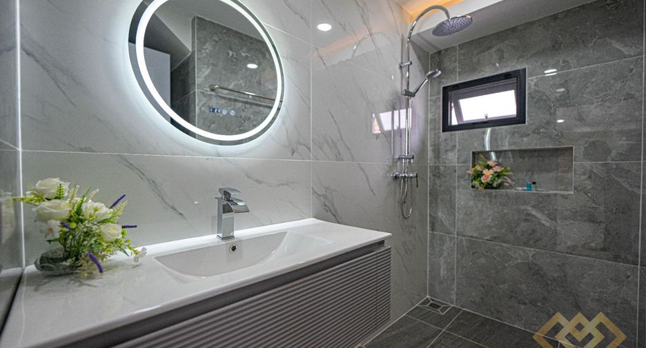 For sale 4 bedrooms house in East Pattaya, Pattaya