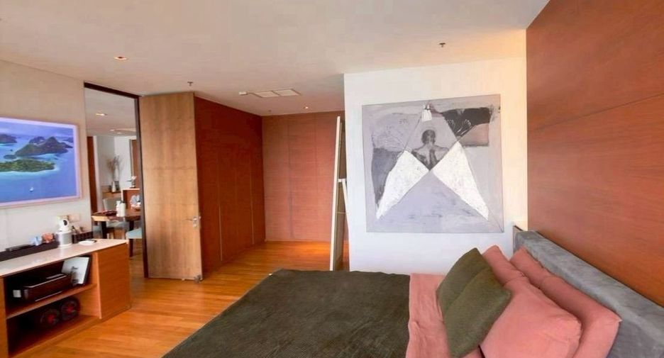 For rent 3 bedrooms condo in Khlong Toei, Bangkok