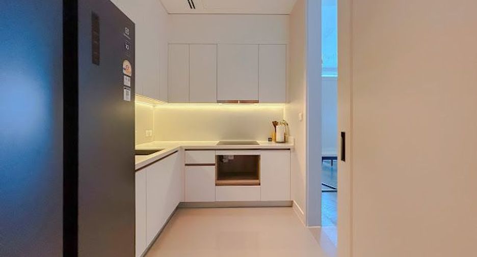 For rent 3 bedrooms condo in Sathon, Bangkok
