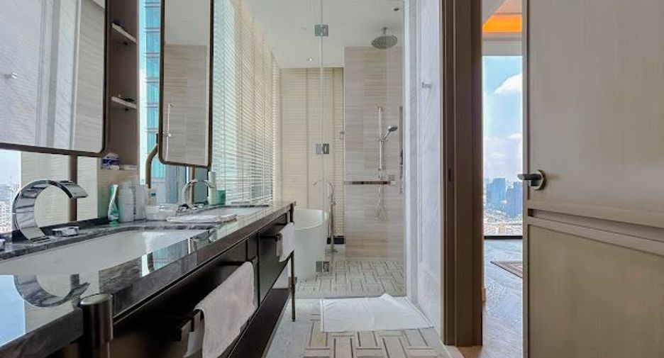 For rent 3 bedrooms condo in Sathon, Bangkok