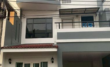 For rent 4 bedrooms townhouse in Bang Na, Bangkok