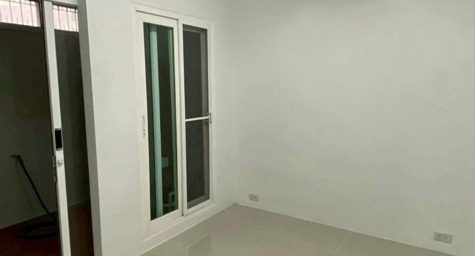 For rent 4 bedrooms townhouse in Bang Na, Bangkok