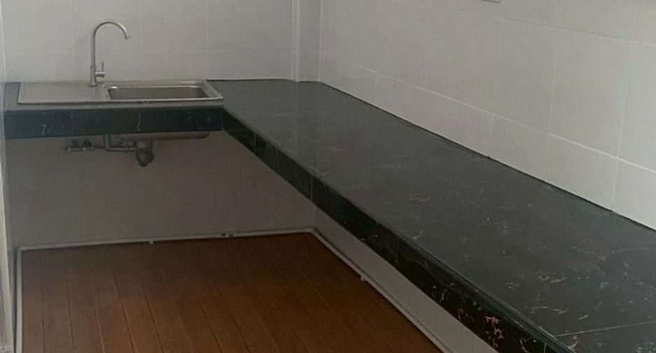 For rent 4 bedrooms townhouse in Bang Na, Bangkok