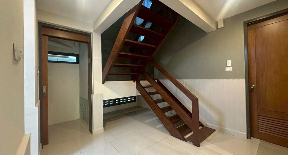Haus zur Miete mit 3 Zimmer in Watthana, Bangkok