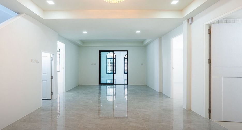 For sale 4 bedrooms house in Pak Kret, Nonthaburi