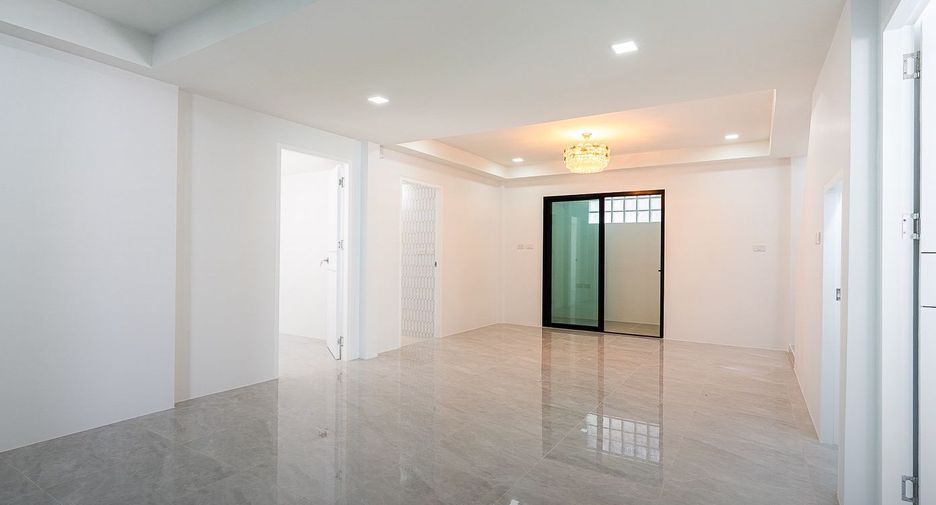 For sale 4 bedrooms house in Pak Kret, Nonthaburi
