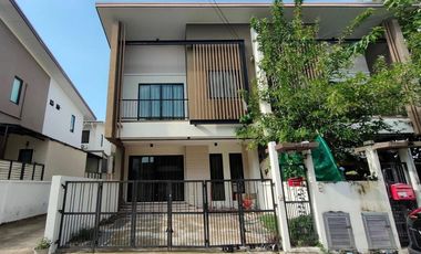 Casa adosada en alquiler de 3 habitaciones en Si Racha, Chonburi