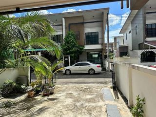 Casa adosada en alquiler de 3 habitaciones en Si Racha, Chonburi