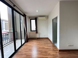 Casa adosada en alquiler de 3 habitaciones en Si Racha, Chonburi