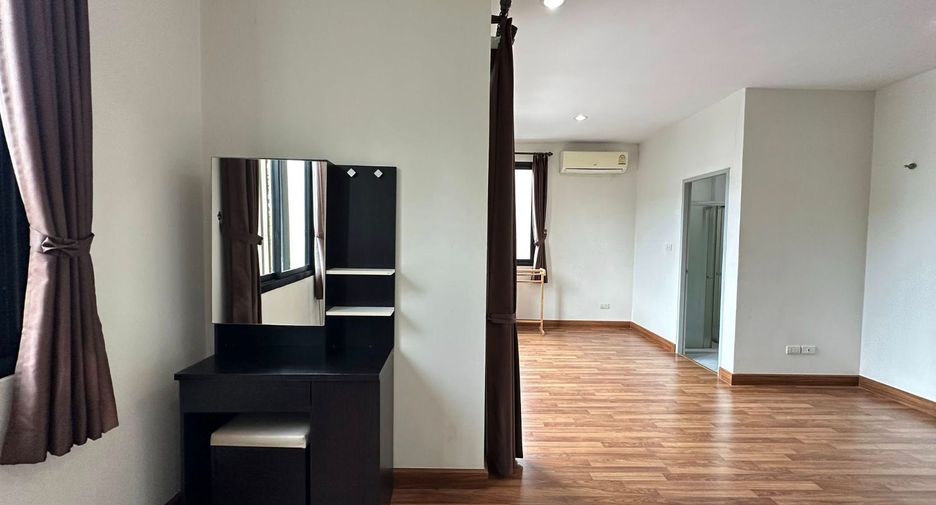 For rent 3 bedrooms townhouse in Si Racha, Chonburi