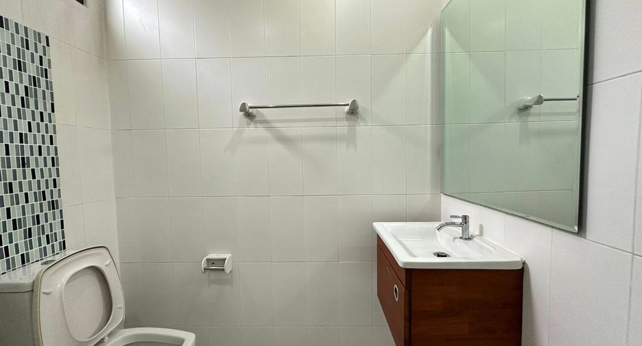 For rent 3 bedrooms townhouse in Si Racha, Chonburi