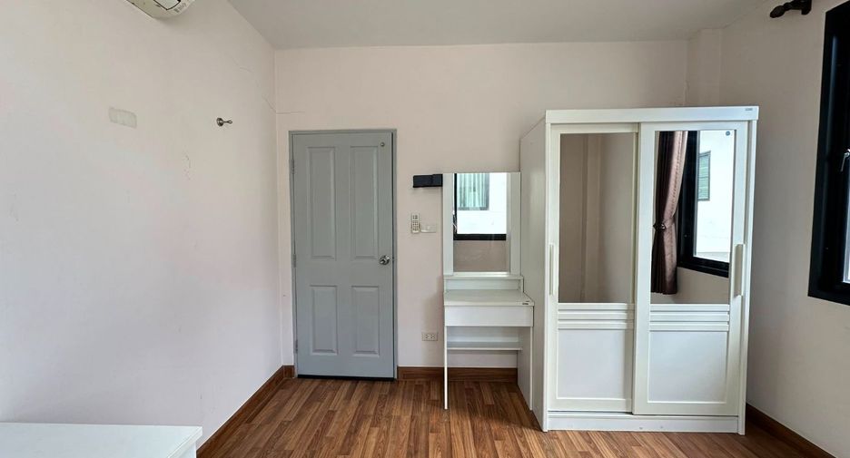 For rent 3 bedrooms townhouse in Si Racha, Chonburi