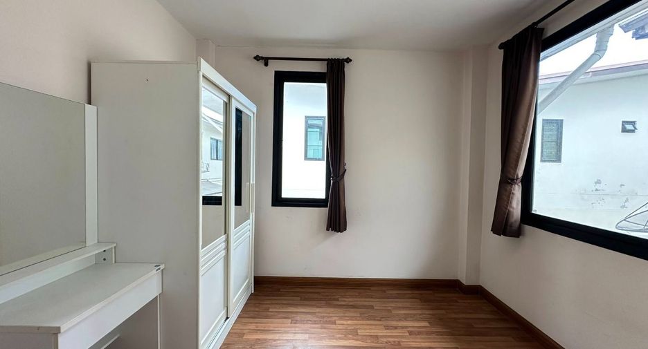 For rent 3 bedrooms townhouse in Si Racha, Chonburi