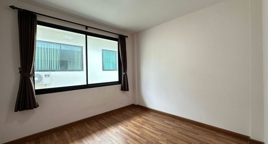 For rent 3 bedrooms townhouse in Si Racha, Chonburi