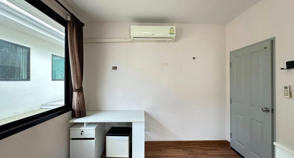 For rent 3 bedrooms townhouse in Si Racha, Chonburi
