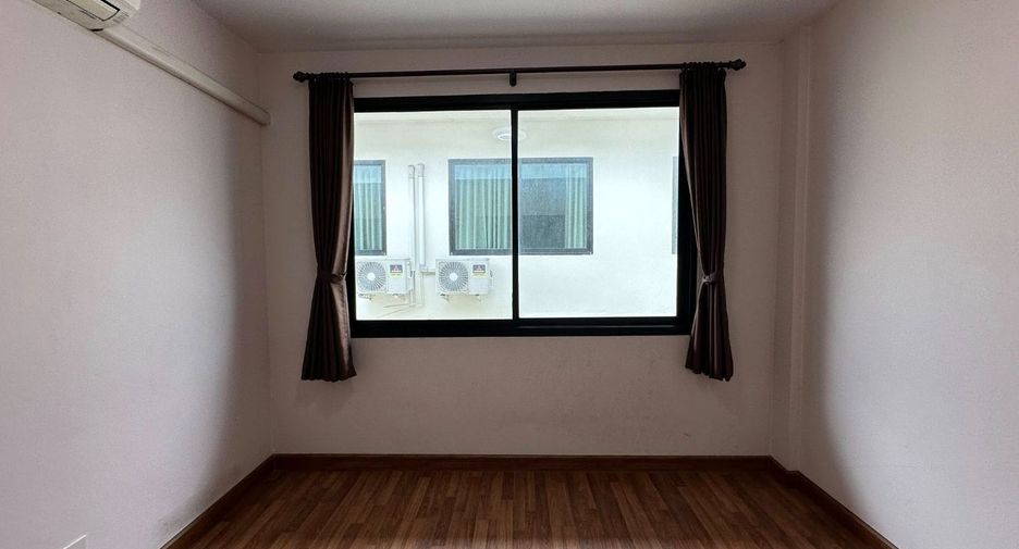 For rent 3 bedrooms townhouse in Si Racha, Chonburi
