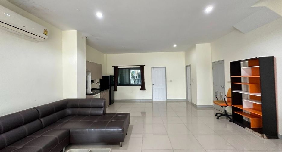 For rent 3 bedrooms townhouse in Si Racha, Chonburi