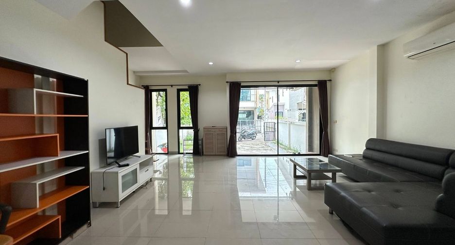 For rent 3 bedrooms townhouse in Si Racha, Chonburi